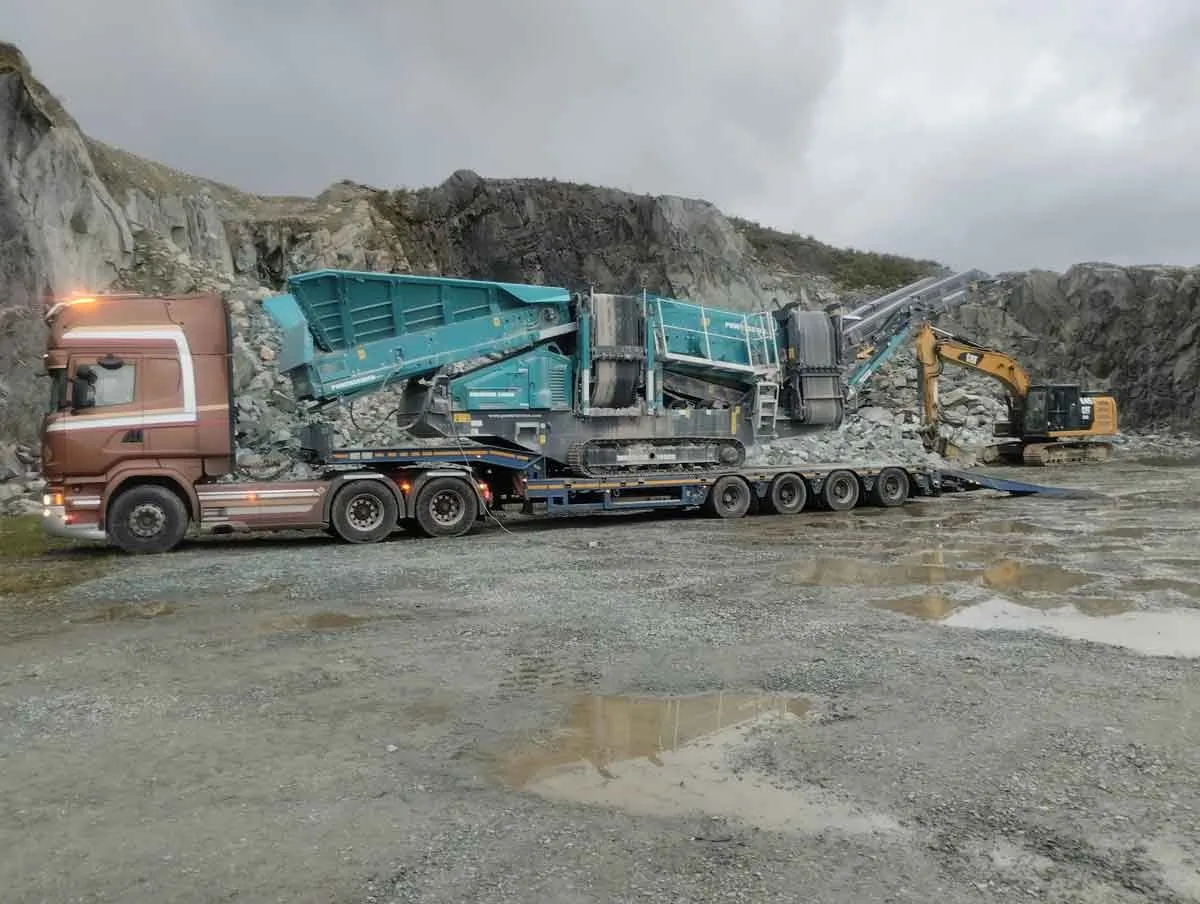 Mobile screen / crusher plant being transported on a low-loader